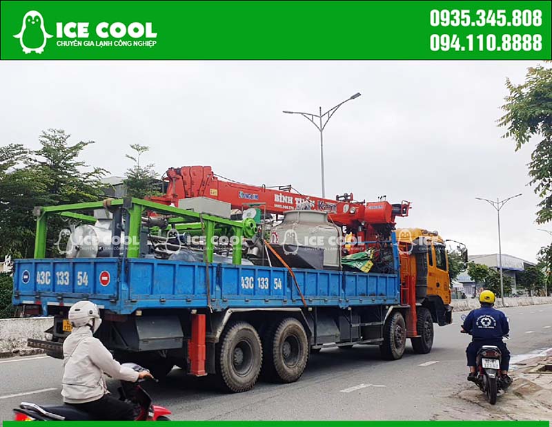 Máy làm đá viên tại Quảng Nam được vận chuyển bằng xe cẩu chuyên dụng đến Đại Lộc, Quảng Nam