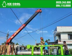 Cẩu máy đá viên 5 tấn vào vị trí lắp đặt