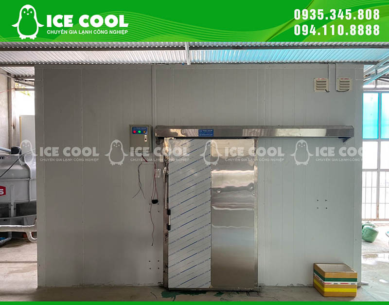 Cửa kho lạnh được thiết kế kín và chắc chắn