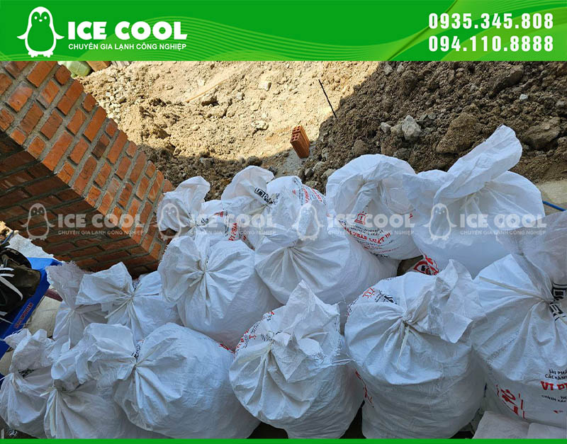 Đá viên được đóng gói vào các bao 25kg để giao đến khách hàng